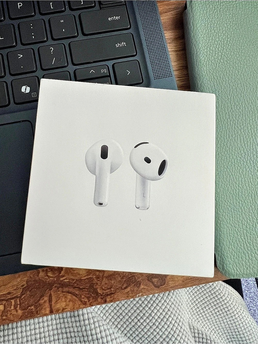 Apple AirPods 4 Wireless Earbud Headphones White